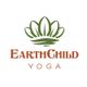 Logo mit grünem Blatt und braunem Text: "EarthChild Yoga".