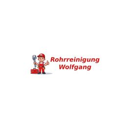 Cartoon-Installateur mit Werkzeug neben dem Text "Rohrreinigung Wolfgang" auf weißem Hintergrund.