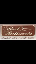 Insegna: "Panificio & Pasticceria, Prodotti Freschi di Nostra Produzione" su sfondo marrone.