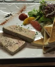 Ein Teller mit Foie Gras, Toast, Salat, Orangen, Erdbeeren und Balsamico-Dekoration.