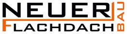 Textlogo mit den Worten "NEUER FLACHDACH BAU" in schwarzer und orangener Schrift.