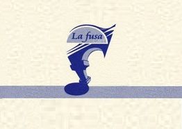 Logotipo azul y blanco de "La Fusa" con diseño abstracto de una clave de sol.