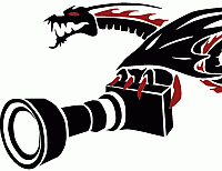 Schwarzer Drache mit rotem Akzent als Kamera geformt, zeigt Objektiv und Klauen.