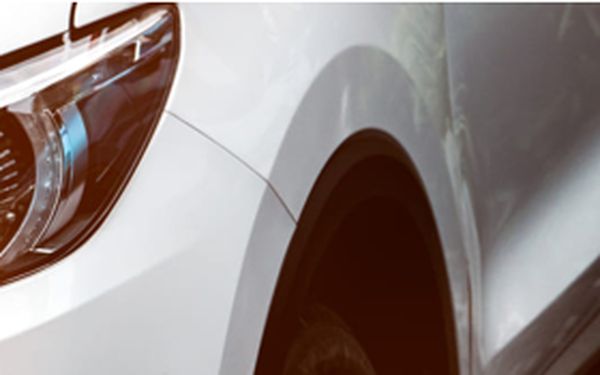 Zwei Autoscheinwerfer von unterschiedlichen Autos nebeneinander fotografiert.