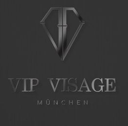 Logo mit den Worten "VIP Visage München" in dunkelgrauem Stil auf schwarzem Hintergrund.