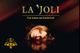 Eine Frau liegt auf schwarzer Fläche. Text: "LA JOLI Aus Liebe zur Schönheit".