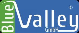 Logo mit "Blue Valley GmbH" in Weiß auf blau-grünem Hintergrund.