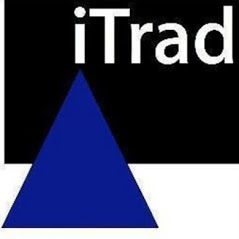 Logotipo con texto "iTrad" sobre un triángulo azul y fondo negro.