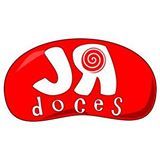 Logotipo vermelho e branco com as letras "JR" e a palavra "doces" abaixo.
