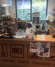 Schlüsselgeschäft mit Tresen, Schlüsselanhänger und Werkzeugen im Verkaufsraum.