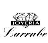 Logo de Joyería Larrabe, con un diamante sobre el nombre.