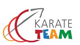 Logo mit Kreisen und Pfeil, daneben der Text "Karate Team" in Grau und bunten Buchstaben.