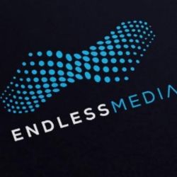 Blaues Punktemuster und Schriftzug "Endless Media" auf schwarzem Hintergrund.