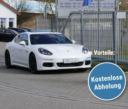 Weißer Sportwagen auf einem Parkplatz, Text: "Kostenlose Abholung".