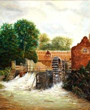 Alte Wassermühle mit rotbraunem Gebäude und großen Bäumen an einem kleinen Fluss im Hintergrund.