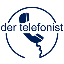 Kreisförmiges Logo mit einem Telefonhörer und dem Schriftzug "der telefonist" in Blau.