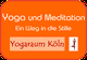 Orange Schild mit Text: "Yoga und Meditation, Ein Weg in die Stille. Yogaraum Köln".