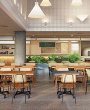 Restaurante moderno com mesas e cadeiras de madeira, iluminação suave e estante de vinhos.