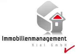 Logo der Immobilienmanagement Kiel GmbH mit stilisiertem Haus und rotem Häkchen.
