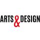 Schriftzug "Arts & Design" mit rotem Ampersand-Zeichen, schwarz-weiß gestaltet.