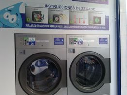 Secadoras automáticas con instrucciones ilustradas encima. Dos secadoras con paneles de control.