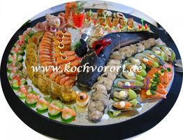 Platte mit vielfältigen Meeresfrüchten und Fischgerichten, kunstvoll angerichtet.