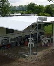 Wohnwagen und Vorzelt Schutzdach