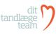 Logo med tekst "dit tandlæge team" og en rød tandform.
