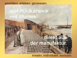 Ein altes Bild zeigt Arbeiter, die Keramik herstellen. Text: "Wohlfühlkeramik mit Charme."