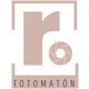 Logo con letra "r" en marrón y palabra "Fotomatón" debajo. Círculo de apertura de cámara.