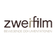 ZweiFilm-Logo, Text: "Bewegende Dokumentationen", schwarzer Schriftzug auf weißem Hintergrund.