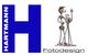 Buchstabe H mit Schriftzug "Hartmann Fotodesign" und einer Metallfigur mit Kamera und Blitz.