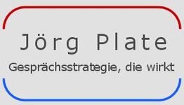 Text in grauem Rechteck mit roten und blauen Linien: "Jörg Plate - Gesprächsstrategie, die wirkt".