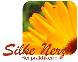Orange Blume mit Schriftzug "Silke Nerz, Heilpraktikerin" in rötlicher Schrift.