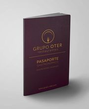 Pasaporte gastronómico de Grupo Oter en portada granate, texto en dorado.