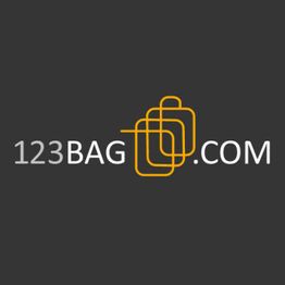 Logo mit "123bag.com" in grauer Schrift und gelben, verschlungenen Linien auf dunklem Hintergrund.
