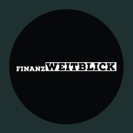 Schwarzer Kreis mit dem weißen Text "FINANZ WEITBLICK" im Zentrum auf dunklem Hintergrund.