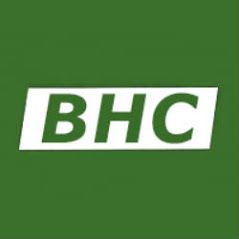 Grünes Logo mit weißen Buchstaben "BHC" in einem weißen Rechteck.