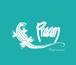 Lagartija blanca junto a la palabra 'Prada' en cursiva sobre fondo turquesa. Texto "Perfumerías".