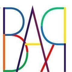 Texto colorido sobrepondo "BAR" e "DRAG".