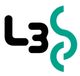 Logotipo con las letras "L3S" en negro y verde sobre un fondo blanco.