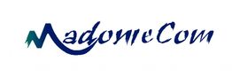 Logo con scritta blu "MadomeCom" su sfondo bianco.