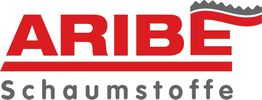 Logo von "ARIBE Schaumstoffe" in roten und grauen Buchstaben mit Wellendesign über "E".