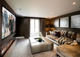 Luxe thuisbioscoop met grote tv, comfortabele banken en moderne decoraties.