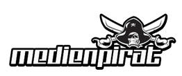 Logo mit einem Totenkopf mit Piratenhut und Schwertern, daneben der Schriftzug "medienpirat".