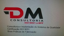 Logotipo da DM Consultoria e texto sobre ISO 9001 e Boas Práticas de Fabricação.
