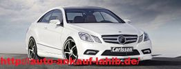 Weißes Sportcoupé auf der Straße, Schriftzug "Carlsson" auf dem Kennzeichen.