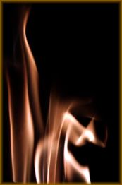 Abstrakte Darstellung von Flammen auf schwarzem Hintergrund.