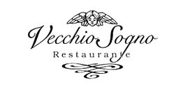 Logotipo do restaurante Vecchio Sogno com desenho de rosto com asas no topo.