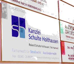Schild der Kanzlei Schulte Holthausen, Fachanwalt für Strafrecht und Ausländerrecht.